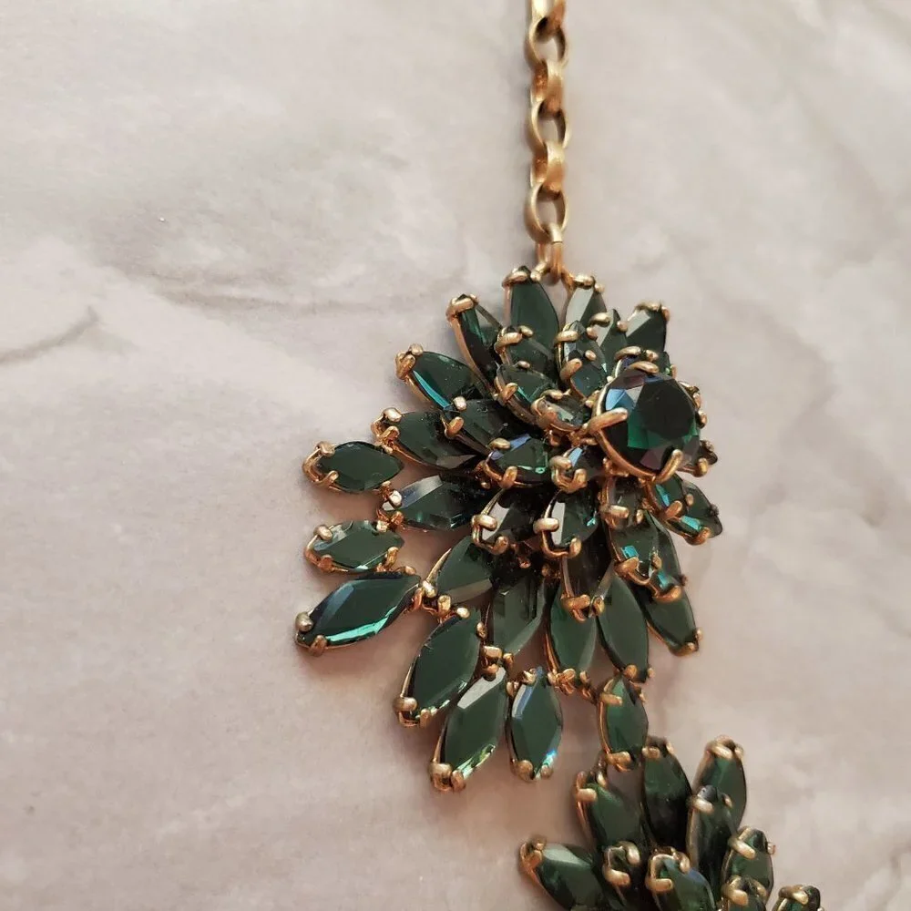 🎄 J.Crew Emerald Stacked Cluster Fan Rhinestone Crystal Statement Necklace 🎄 - Picture 7 of 14